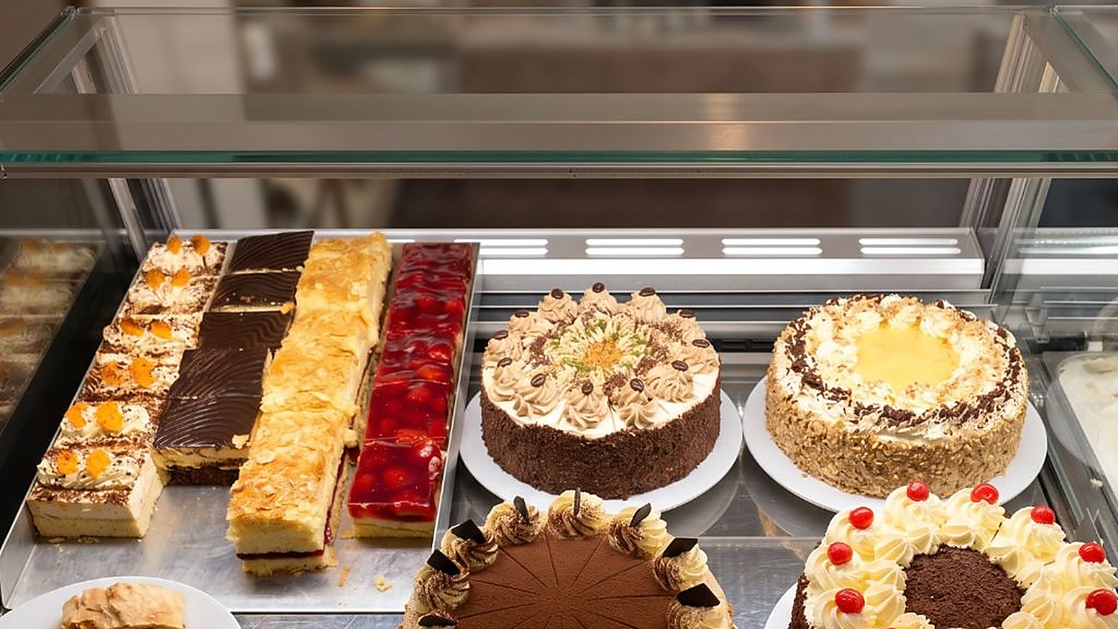 Hausgemachte Kuchen und Torten in der Vitrine des Eiscafé San Remo