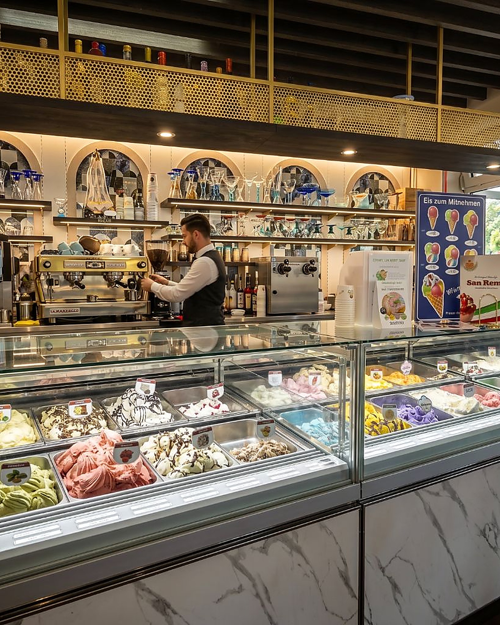 Frontale Gelato-Theke im Eiscafé San Remo mit handwerklich präsentierten Eissorten