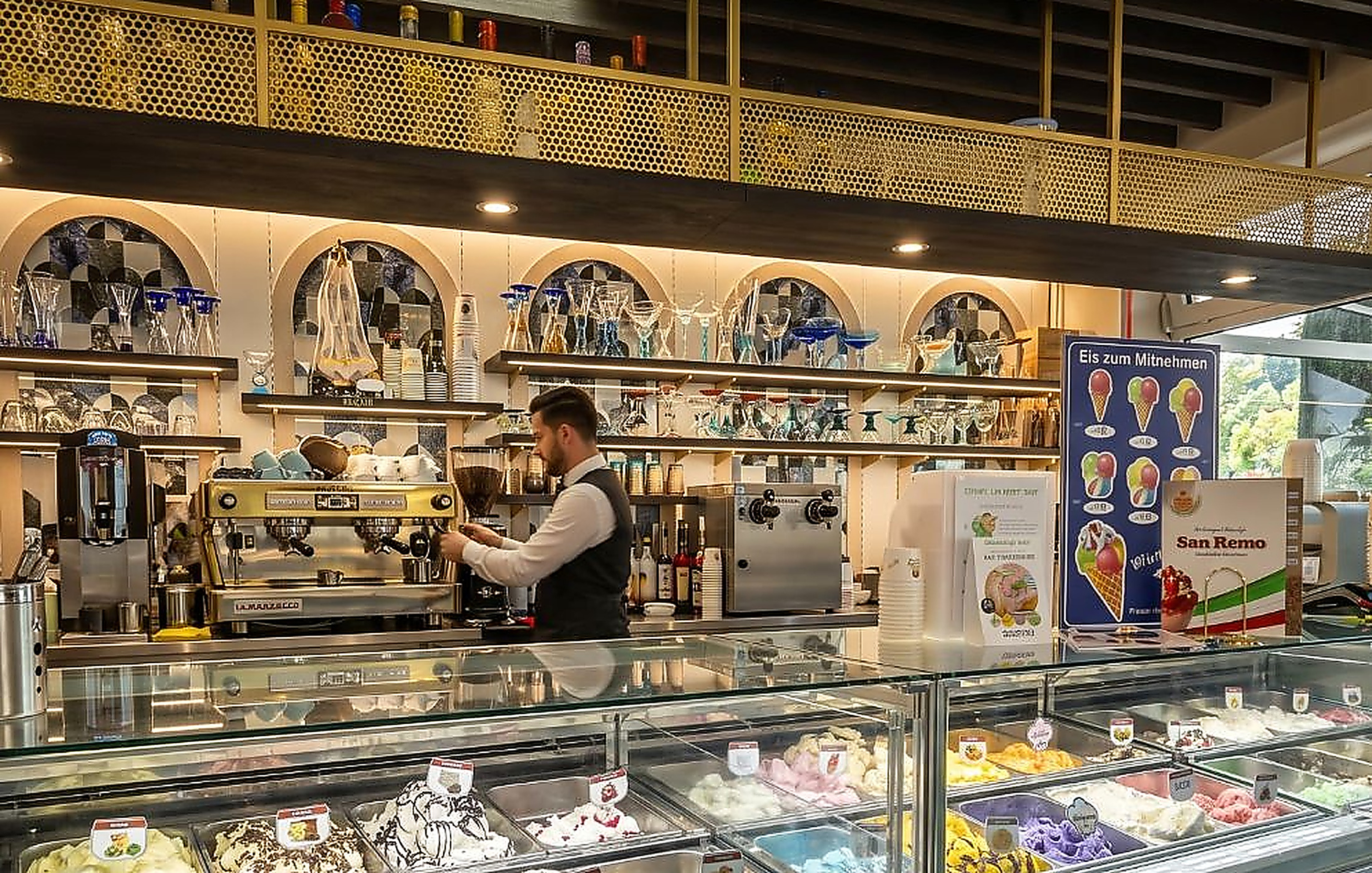 Innenraum des Eiscafé San Remo mit Eistheke und Sitzbereich